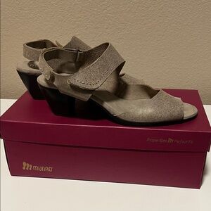 Munro Women's Taupe Sandals